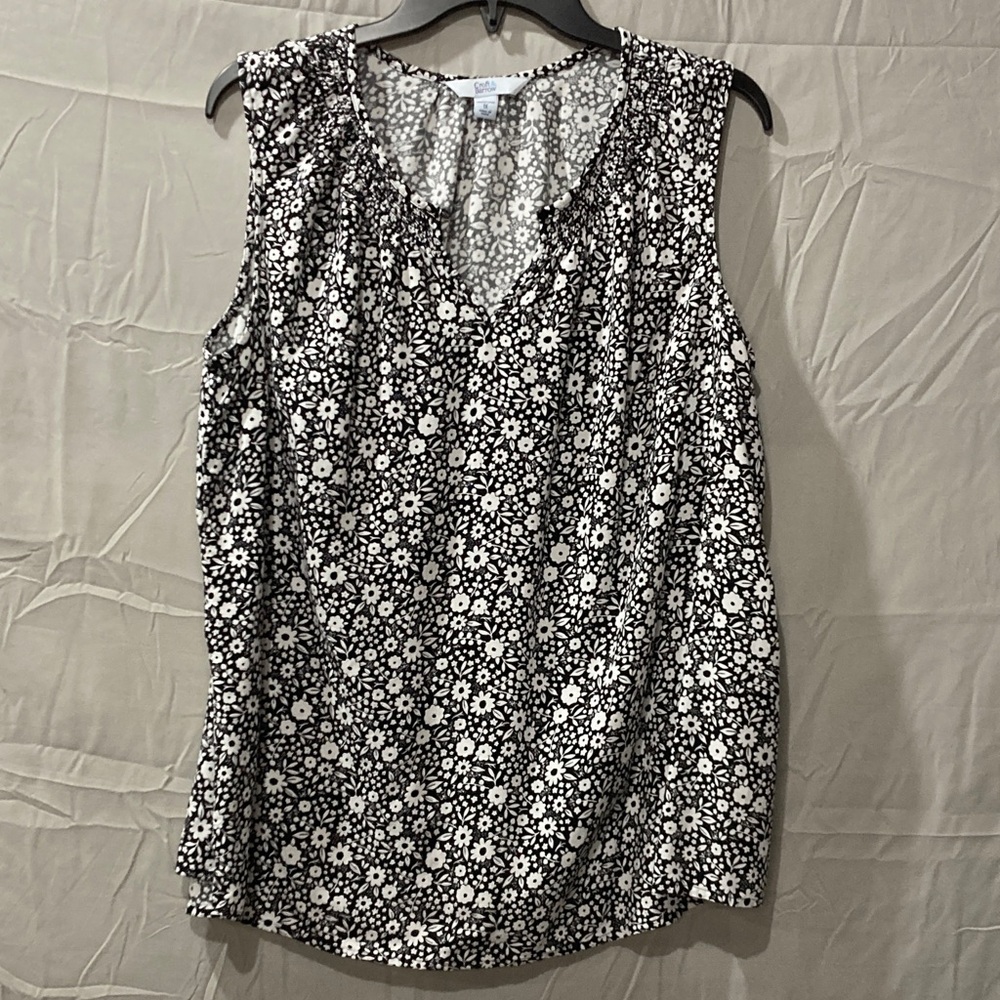 Croft & Barrow Black and White Floral Blouse